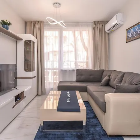 Stylish Residential Flat - With Parking & Balcony By Flat Mаnager Apartmán