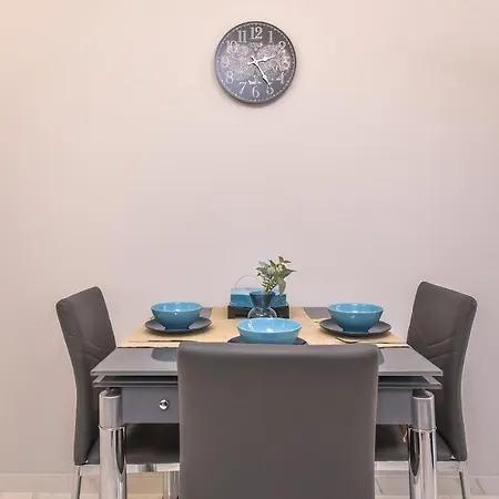 Stylish Residential Flat - With Parking & Balcony By Flat Mаnager * Sofie