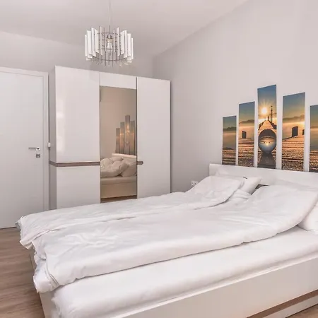 Stylish Residential Flat - With Parking & Balcony By Flat Mаnager *