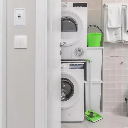 شقة Stylish Residential Flat - With Parking & Balcony By Flat Mаnager