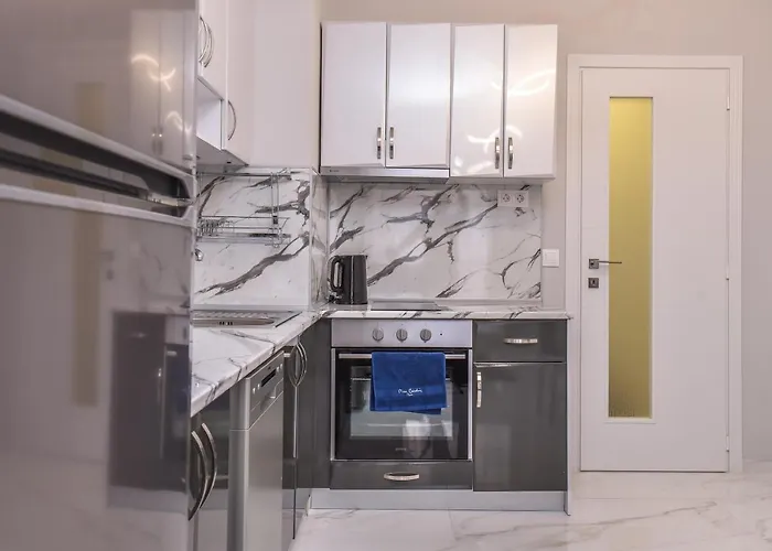 Apartment Stylish Residential Flat - With Parking & Balcony By Flat Mаnager